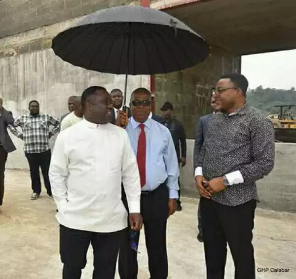 This Photo Of Cross Rivers Deputy Gov. Holding Umbrella For Gov. Ayade Has Got People Talking